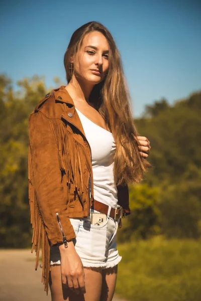 Retrato Aire Libre Una Joven Atractiva — Foto de Stock