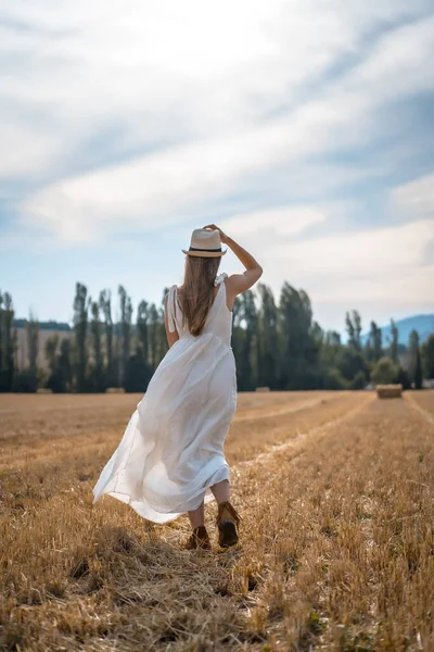 Retrato Bela Jovem Mulher Vestindo Vestido Branco Campo Rural — Fotografia de Stock