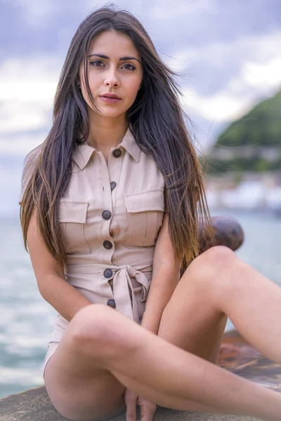 スペインサン セバスティアンの桟橋で魅力的な若い女性のファッションの肖像画 — ストック写真
