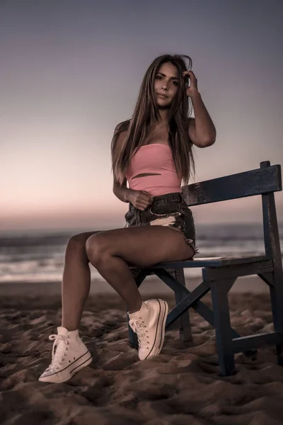 Retrato Moda Mujer Joven Atractiva Playa Zarautz Vista Del Atardecer — Foto de Stock