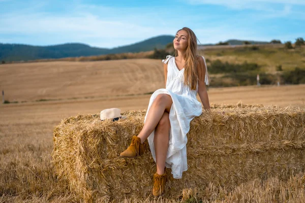 Ritratto Bella Giovane Donna Vestita Bianco Campo Rurale — Foto Stock