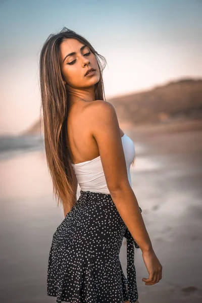 サラウツのビーチで魅力的な若い女性のファッションの肖像画 — ストック写真