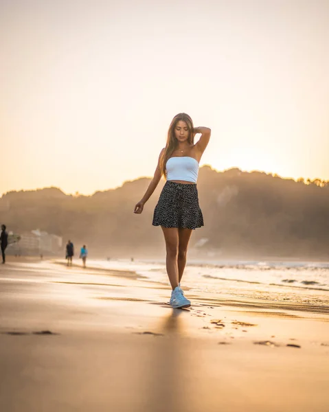 Retrato Moda Una Joven Atractiva Playa Zarautz —  Fotos de Stock