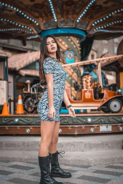 Modeportret Van Aantrekkelijke Jonge Vrouw Pretpark Igeldo San Sebastian — Stockfoto