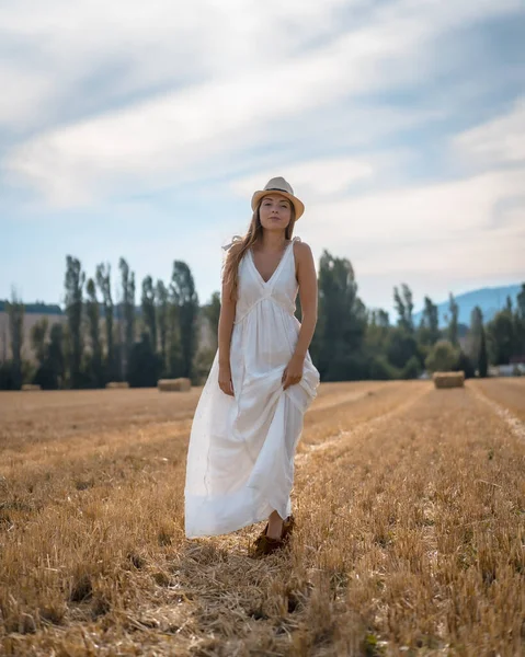 Retrato Bela Jovem Mulher Vestindo Vestido Branco Campo Rural — Fotografia de Stock