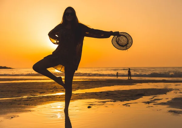 Retrato Moda Atraente Jovem Mulher Praia Vista Pôr Sol — Fotografia de Stock