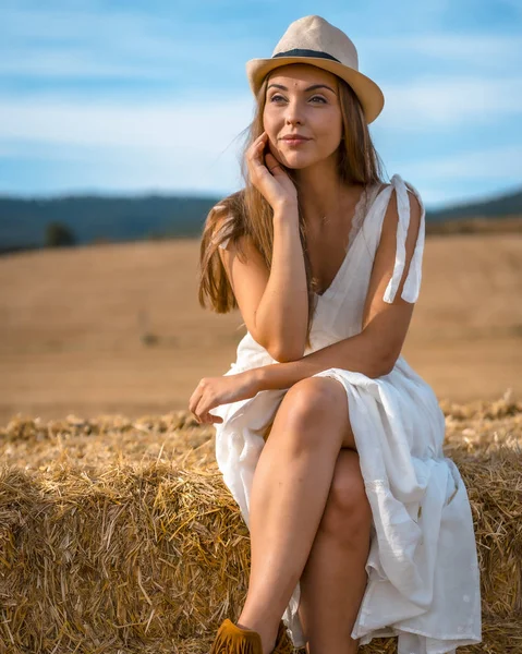 Retrato Bela Jovem Mulher Vestindo Vestido Branco Campo Rural — Fotografia de Stock