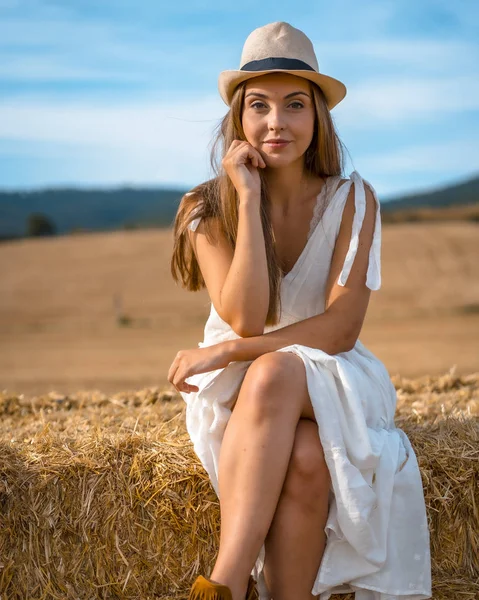 田園地帯で白いドレスを着た美しい若い女性の肖像画 — ストック写真