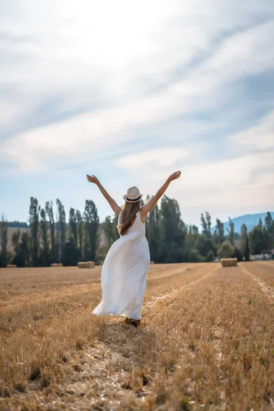 Ritratto Bella Giovane Donna Vestita Bianco Campo Rurale — Foto Stock