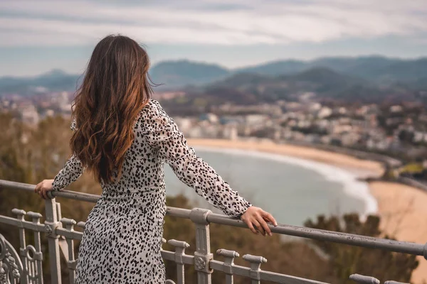 Muoti Muotokuva Houkutteleva Nuori Nainen Näkökulmasta Igeldo San Sebastian — kuvapankkivalokuva