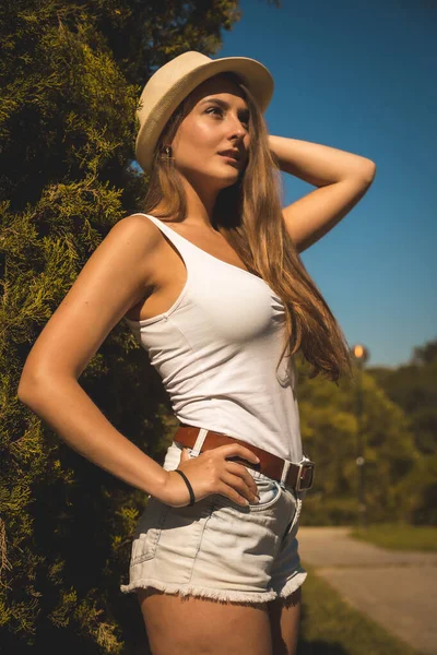 Retrato Aire Libre Una Joven Atractiva — Foto de Stock