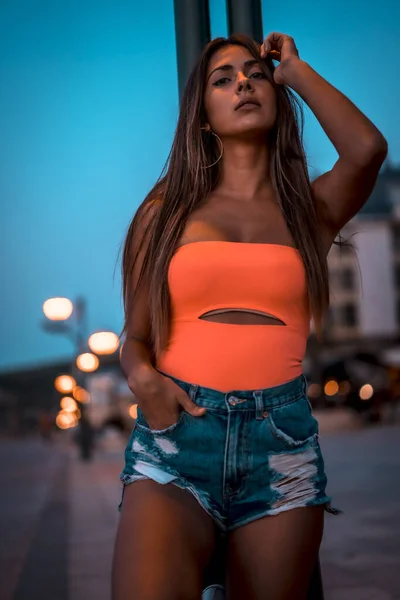 Retrato Moda Mujer Joven Atractiva Playa Zarautz Vista Del Atardecer — Foto de Stock