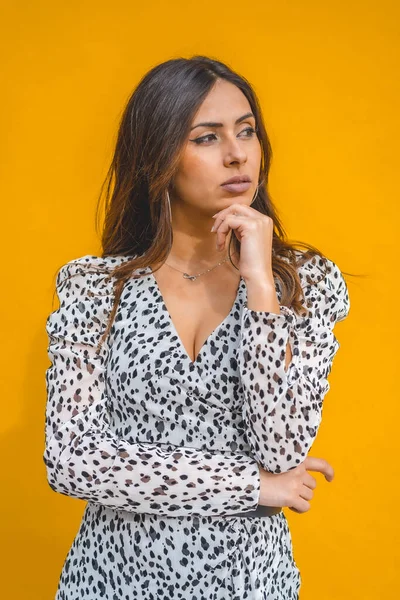 Retrato Moda Mujer Joven Atractiva Sobre Fondo Amarillo —  Fotos de Stock