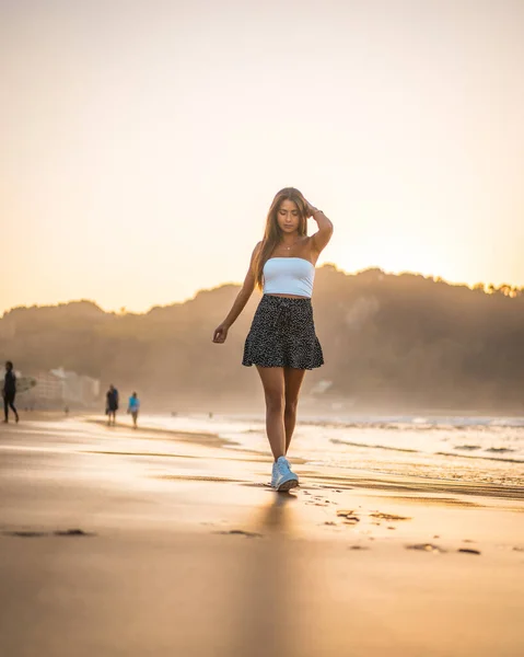 Retrato Moda Mulher Jovem Atraente Praia Zarautz — Fotografia de Stock