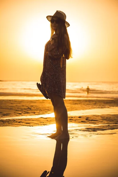 Retrato Moda Mujer Joven Atractiva Playa Vista Del Atardecer —  Fotos de Stock