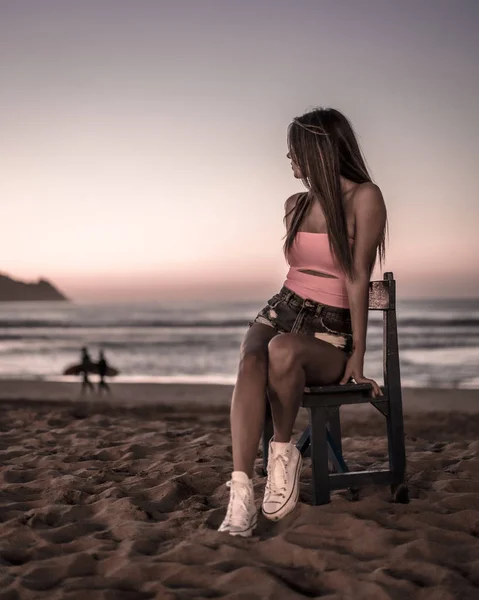 Retrato Moda Atraente Jovem Mulher Praia Zarautz Vista Pôr Sol — Fotografia de Stock