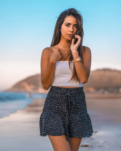 Retrato Moda Una Joven Atractiva Playa Zarautz — Foto de Stock