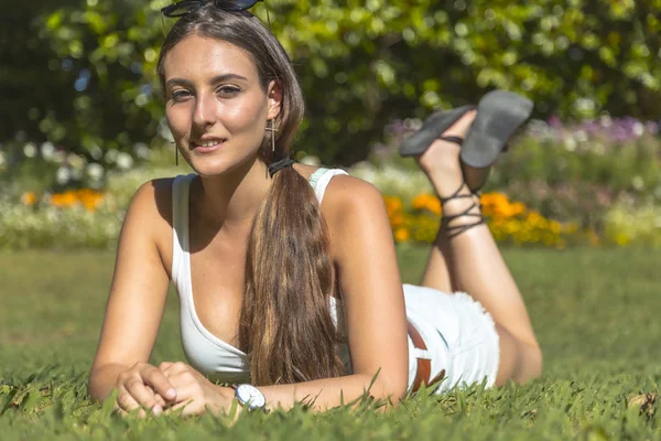 Außenporträt Einer Attraktiven Jungen Frau — Stockfoto