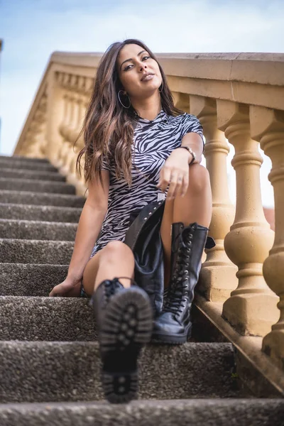 Retrato Moda Atraente Jovem Mulher Escadas — Fotografia de Stock