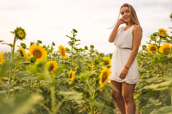 Bella Giovane Donna Posa Nel Campo Girasole — Foto Stock