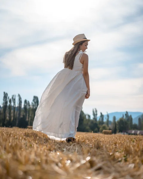 Retrato Bela Jovem Mulher Vestindo Vestido Branco Campo Rural — Fotografia de Stock