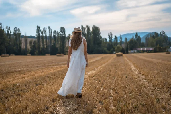 Retrato Bela Jovem Mulher Vestindo Vestido Branco Campo Rural — Fotografia de Stock