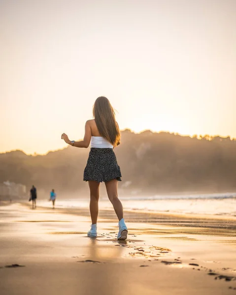 Modeportret Van Aantrekkelijke Jonge Vrouw Aan Het Strand Van Zarautz — Stockfoto