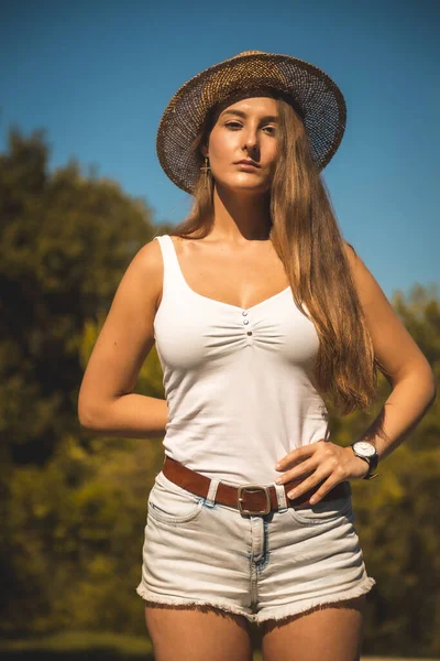 Retrato Aire Libre Una Joven Atractiva — Foto de Stock