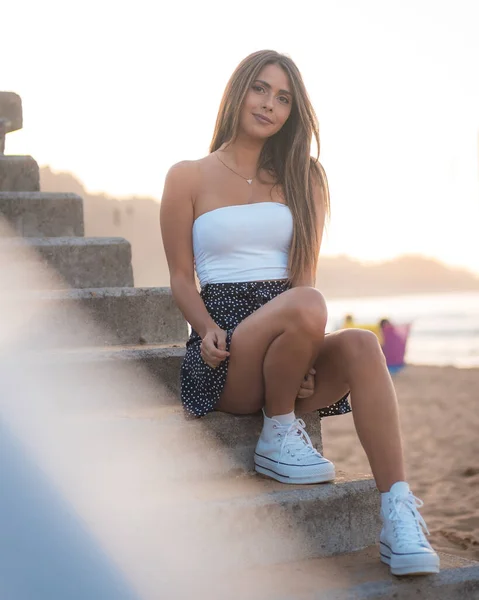 Retrato Moda Atraente Jovem Mulher Escadas Praia Zarautz — Fotografia de Stock