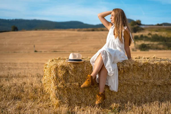 Retrato Bela Jovem Mulher Vestindo Vestido Branco Campo Rural — Fotografia de Stock