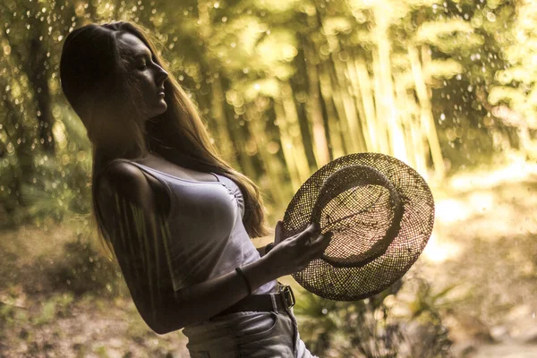 Retrato Aire Libre Una Joven Atractiva — Foto de Stock