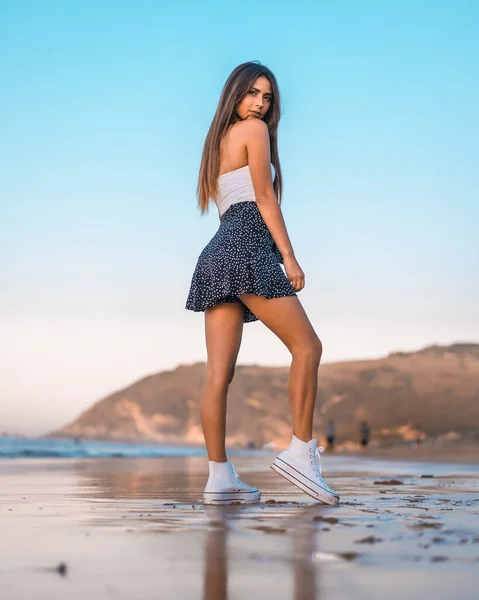 Zarautz Plajında Çekici Genç Bir Kadının Moda Portresi — Stok fotoğraf