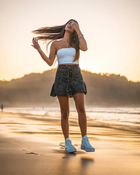 Retrato Moda Mulher Jovem Atraente Praia Zarautz — Fotografia de Stock