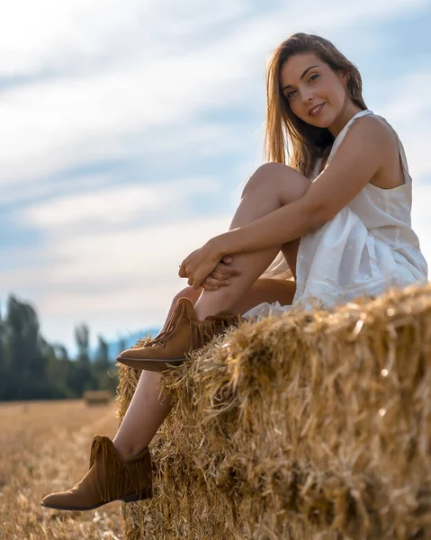 Kırsal Kesimde Beyaz Elbise Giyen Güzel Bir Genç Kadının Portresi — Stok fotoğraf