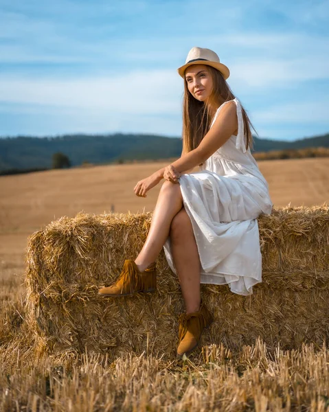 Ritratto Bella Giovane Donna Vestita Bianco Campo Rurale — Foto Stock