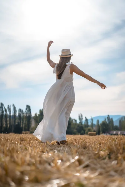 Ritratto Bella Giovane Donna Vestita Bianco Campo Rurale — Foto Stock