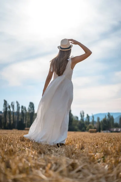 Retrato Bela Jovem Mulher Vestindo Vestido Branco Campo Rural — Fotografia de Stock