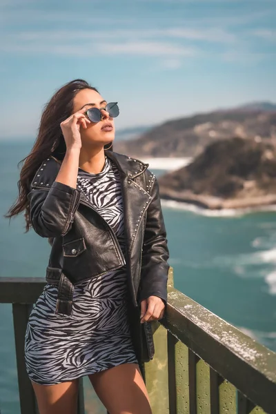 Retrato Moda Atraente Jovem Mulher Ponto Vista Igeldo San Sebastian — Fotografia de Stock