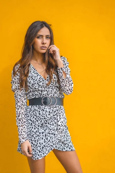 Retrato Moda Mujer Joven Atractiva Sobre Fondo Amarillo — Foto de Stock