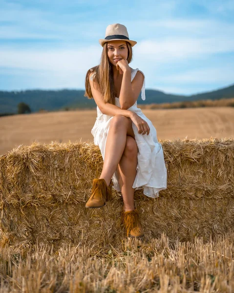 Ritratto Bella Giovane Donna Vestita Bianco Campo Rurale — Foto Stock