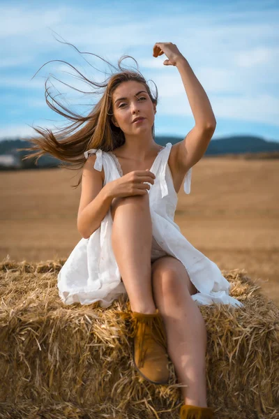 Kırsal Kesimde Beyaz Elbise Giyen Güzel Bir Genç Kadının Portresi — Stok fotoğraf