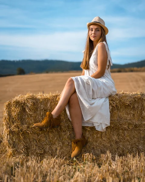 Ritratto Bella Giovane Donna Vestita Bianco Campo Rurale — Foto Stock