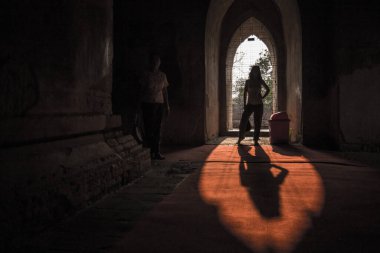 Bagan, Myanmar 'da bir tapınağın içinde.
