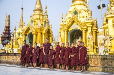 Bago, Myanmar - 2018 Baharı: Yangon 'un Bobita Stupa' sında keşişler, Myanmar