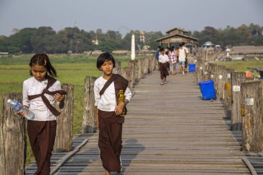 Pyin U Lwin, Myanmar - bahar, 2018: Köprüdeki insanlar