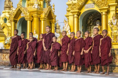 Bago, Myanmar - 2018 Baharı: Yangon 'un Bobita Stupa' sında keşişler, Myanmar