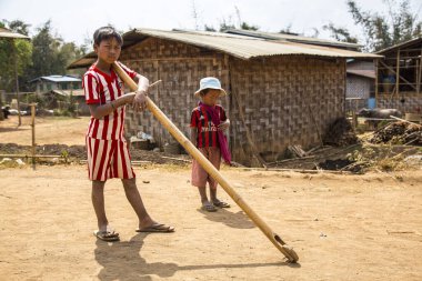 Inle Gölü, Myanmar - İlkbahar, 2018: yerel çocuklar