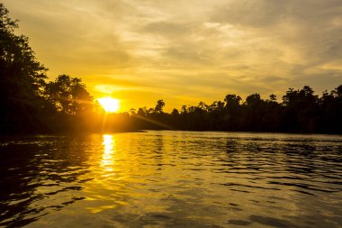 Nehrin üzerinde gün batımı Güzel bir gökyüzü