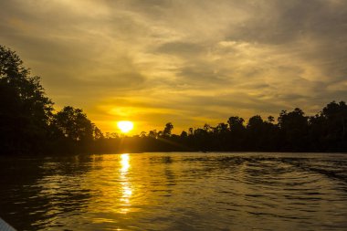 Nehrin üzerinde gün batımı Güzel bir gökyüzü