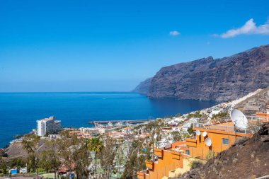 Deniz kıyısındaki köy manzarası, Tenerife, Kanarya adaları, İspanya